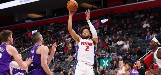 篮网碾压山东队，米切尔点燃赛场